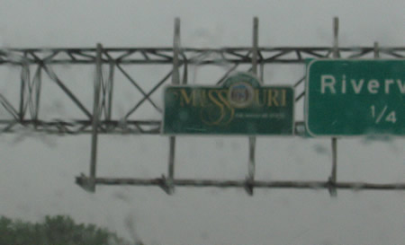 40-crossing-into-missouri-in-the-rain